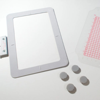 Mynd af Útsaumsrammi með seglum 240x150mm Husqvarna/Pfaff